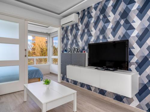 uma sala de estar com uma televisão de ecrã plano na parede em Apartment La Torre by Interhome em Torremolinos
