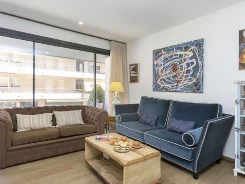uma sala de estar com dois sofás e uma mesa de centro em Apartment Galan by Interhome em Sant Antoni de Calonge