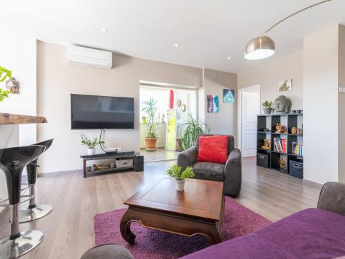 Televízia a/alebo spoločenská miestnosť v ubytovaní Apartment Edificio Claudia by Interhome