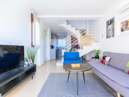 sala de estar con sofá y mesa en Apartment Costa Golf Resort by Interhome en Sant Jordi