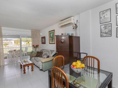 eine Küche und ein Wohnzimmer mit einem Tisch und Stühlen in der Unterkunft Apartment Illa Mar d'Or by Interhome in L'Estartit
