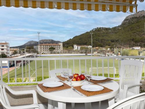 einen weißen Tisch mit einer Obstschale auf dem Balkon in der Unterkunft Apartment Illa Mar d'Or by Interhome in L'Estartit