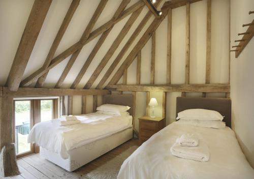 Friston的住宿－Reindeer Cottage Sternfield，木梁客房的两张床