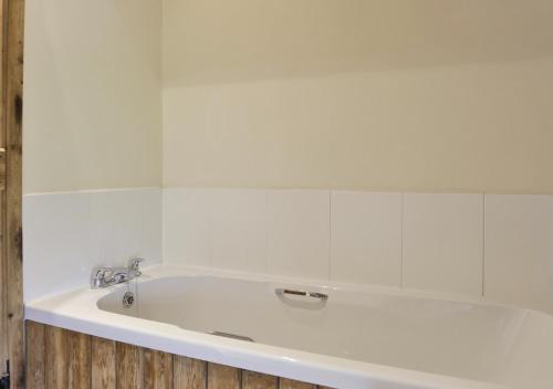 Friston的住宿－Reindeer Cottage Sternfield，浴室内设有带水龙头的白色浴缸