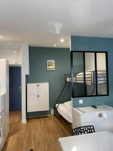 Ce dortoir dispose de lits superposés et d'un bureau. dans l'établissement Joli studio refait à neuf, à Le Mont-Dore