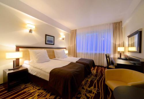 Un pat sau paturi într-o cameră la Hotel Business Faltom Gdynia
