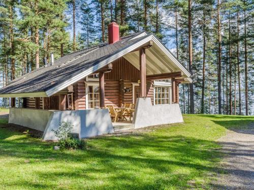 ein Blockhaus mitten im Wald in der Unterkunft Holiday Home Honkakoli 8 by Interhome in Hattusaari