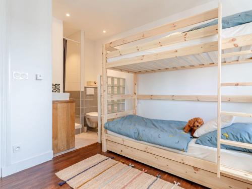 - une chambre avec des lits superposés et une salle de bains dans l'établissement Holiday Home La Casita by Interhome, à Trouville-sur-Mer