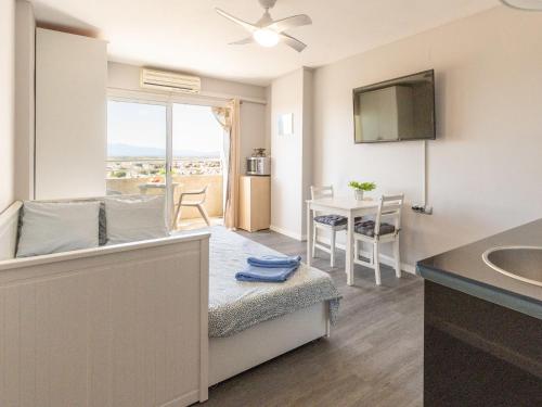 Televízia a/alebo spoločenská miestnosť v ubytovaní Studio Miami by Interhome