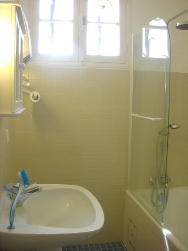 une salle de bain avec un lavabo et une douche dans l'établissement Le Bastidon des Tilleuls - Gîte de France 3 épis, au Beausset