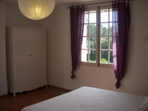 une chambre avec un lit et une fenêtre dans l'établissement Le Bastidon des Tilleuls - Gîte de France 3 épis, au Beausset