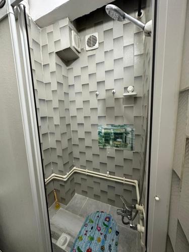 Un pequeño baño con lavabo y ducha. en Nur home 2, en Estambul