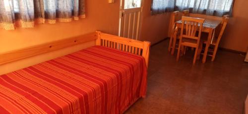 En eller flere senge i et værelse på Cabañas LAS REARTENSES