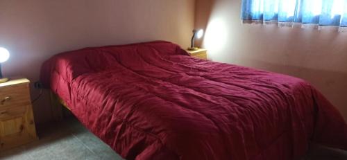 En eller flere senge i et værelse på Cabañas LAS REARTENSES