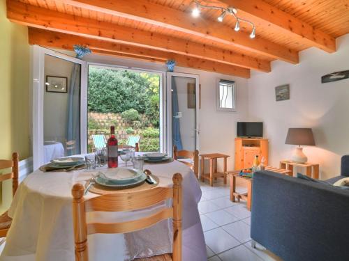 une salle à manger avec une table et une grande fenêtre dans l'établissement Holiday Home Le Clos de la Forêt by Interhome, à Dolus-d'Oléron