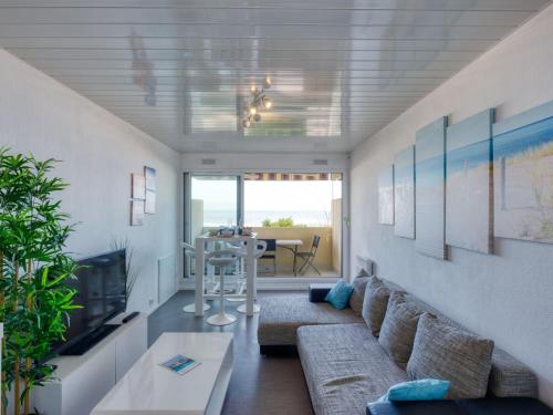 un salon avec un canapé et une table dans l'établissement Apartment Les Océanides-19 by Interhome, à Lacanau-Océan