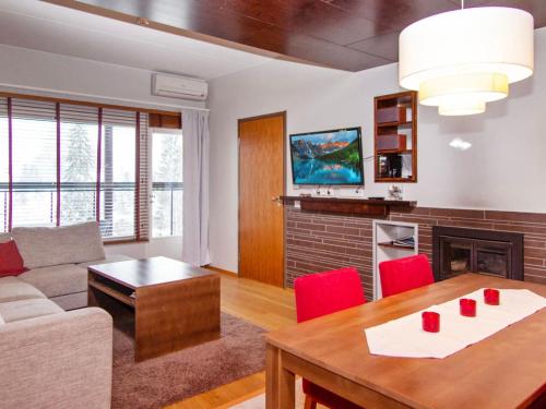 ターコブオリにあるHoliday Home Tahko spa junior suite orange a 10 by Interhomeのリビングルーム(ソファ、テーブル、赤い椅子付)