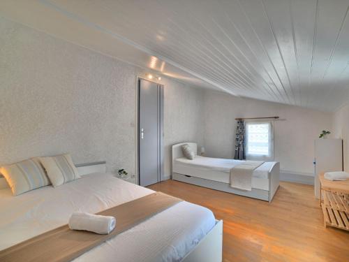 une chambre avec deux lits et une fenêtre dans l'établissement Holiday Home Résidence La Grande Baie by Interhome, à Dolus-d'Oléron