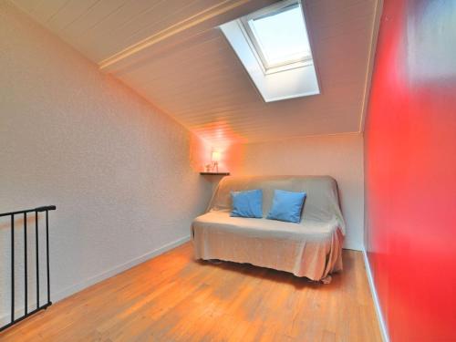 une chambre avec un lit avec deux oreillers bleus dessus dans l'établissement Holiday Home Résidence La Grande Baie by Interhome, à Dolus-d'Oléron
