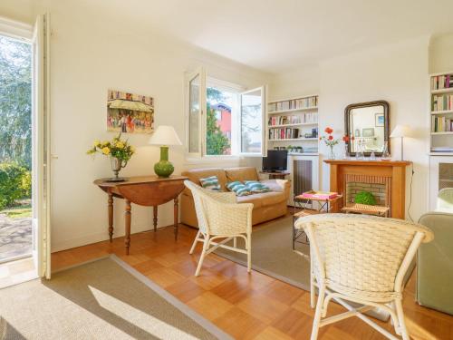 un soggiorno con tavolo, sedie e divano di Holiday Home Euskara by Interhome a Saint-Jean-de-Luz