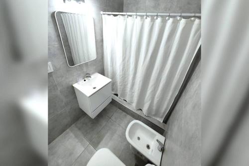 y baño con lavabo, aseo y espejo. en FREN0102 Increíble Depto en Recoleta de 2 ambientes en Buenos Aires