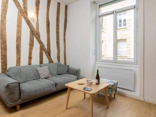 un salon avec un canapé et une table dans l'établissement Apartment Le Clemenceau by Interhome, à Saint-Malo