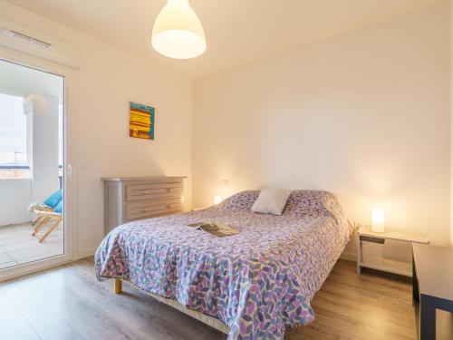 une chambre avec un lit, un bureau et une fenêtre dans l'établissement Apartment Xabadenia-3 by Interhome, à Bidart