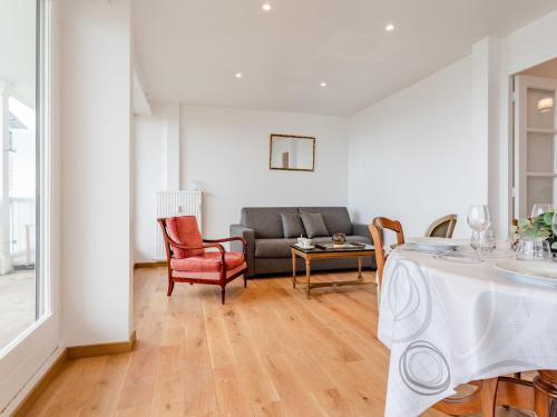 - un salon avec une table et un canapé dans l'établissement Apartment Le Parc Cordier-6 by Interhome, à Trouville-sur-Mer