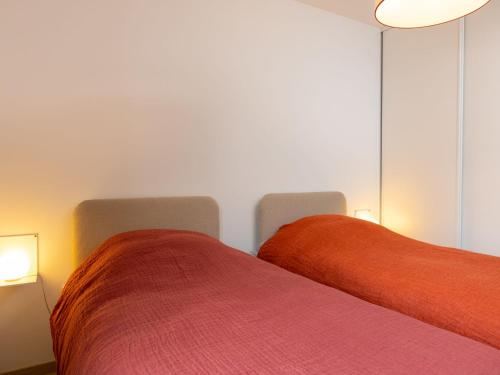 deux lits côte à côte dans une chambre dans l'établissement Apartment Résidence Newquay-2 by Interhome, à Dinard