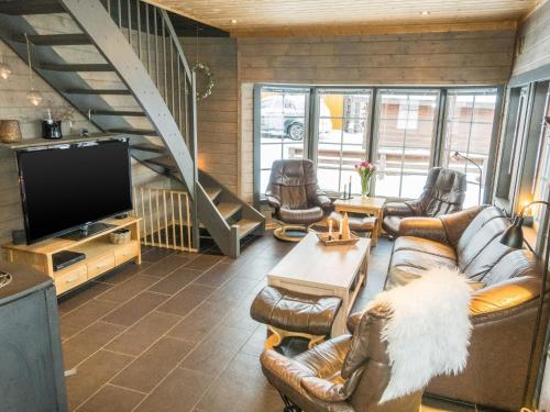uma sala de estar com mobiliário de couro e uma escadaria em Holiday Home Saanaloma by Interhome em Kilpisjärvi