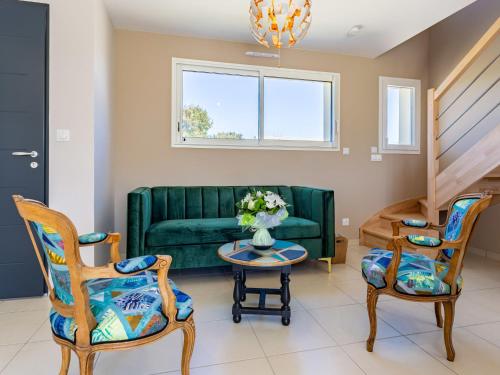 sala de estar con sofá verde y 2 sillas en Holiday Home Paradis des Dunes by Interhome, en Bretteville-sur-Ay