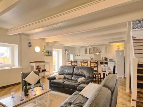 ein Wohnzimmer mit einem Sofa und einem Tisch in der Unterkunft Holiday Home L'écrin du pêcheur by Interhome in Belz