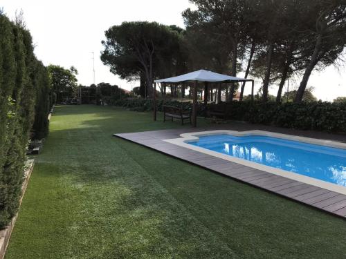 Bazén v ubytovaní Casa con piscina Sant Pol de Mar alebo v jeho blízkosti