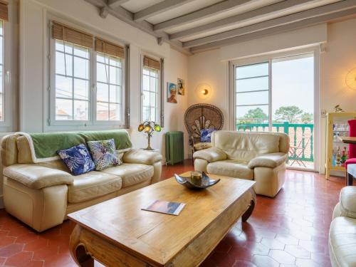 un salon avec des canapés et une table basse dans l'établissement Holiday Home Milady II by Interhome, à Biarritz