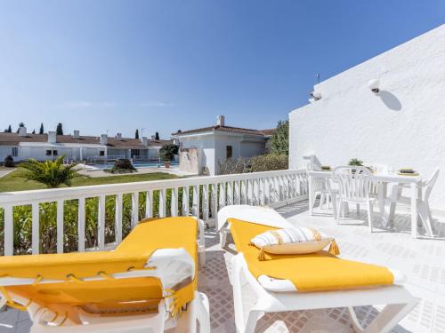 Un balcón con 2 sillones y una mesa. en Holiday Home Salvagina 6A by Interhome, en Deltebre