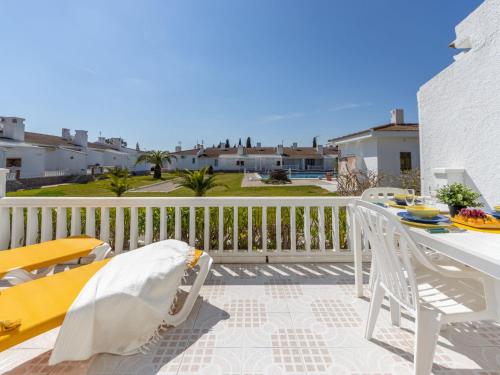 Un patio con una mesa y sillas en un balcón. en Holiday Home Salvagina 6A by Interhome, en Deltebre