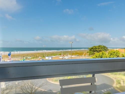 - Balcón con silla y vistas a la playa en Apartment Arc en Ciel Vue Mer by Interhome, en Les Bains