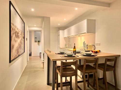 une cuisine avec une grande table et des chaises en bois dans l'établissement Apartment L'Appart'Mer by Interhome, à Plérin