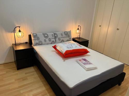 ein Schlafzimmer mit einem Bett mit zwei Lampen in der Unterkunft Super appart 50m² avec jardin V2 in Villeneuve d'Ascq