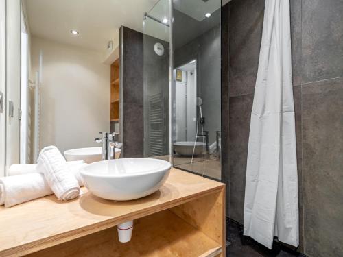 Kúpeľňa v ubytovaní Studio Home Club - Lavachet-9 by Interhome