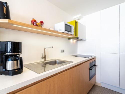 Il comprend une cuisine équipée d'un évier et d'une cafetière. dans l'établissement Studio Home Club - Lavachet-9 by Interhome, à Tignes