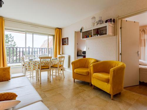un salon avec une table et des chaises et une salle à manger dans l'établissement Apartment Bel Cabourg-7 by Interhome, à Cabourg