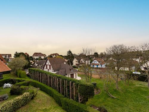 - une vue sur un village avec une clôture et des maisons dans l'établissement Apartment Bel Cabourg-7 by Interhome, à Cabourg