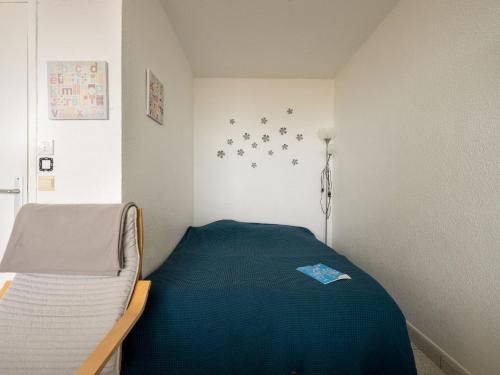mały pokój z łóżkiem z niebieskim kocem w obiekcie Studio Les Océanides-18 by Interhome w mieście Lacanau-Océan