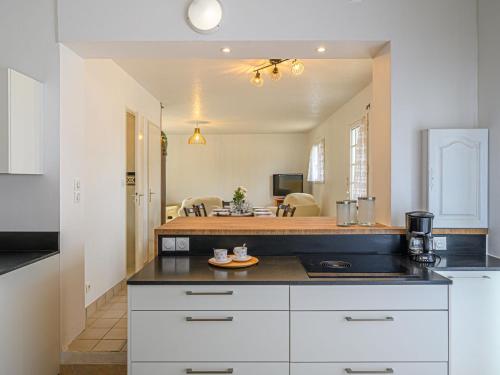 une cuisine avec des armoires blanches et un comptoir dans l'établissement Holiday Home Le Ketch by Interhome, à Saint-Philibert