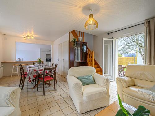 ein Wohnzimmer mit einem Tisch und Stühlen in der Unterkunft Holiday Home Le Ketch by Interhome in Saint-Philibert