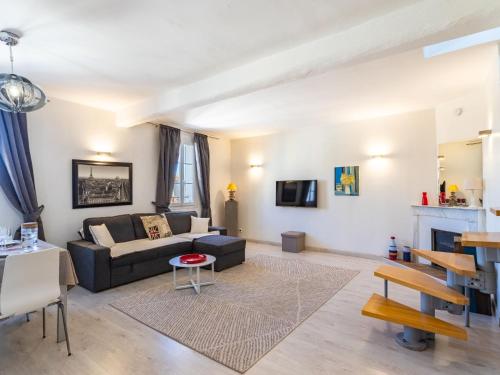 sala de estar con sofá y chimenea en Studio Rue Allard by Interhome en Saint-Tropez