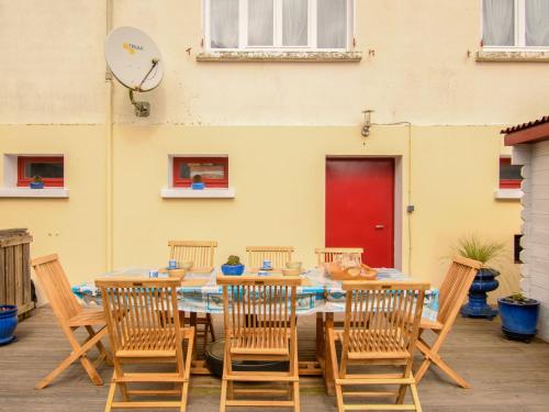 - une table et des chaises en bois sur la terrasse dans l'établissement Apartment Dans la forêt de Pin by Interhome, à La Teste-de-Buch