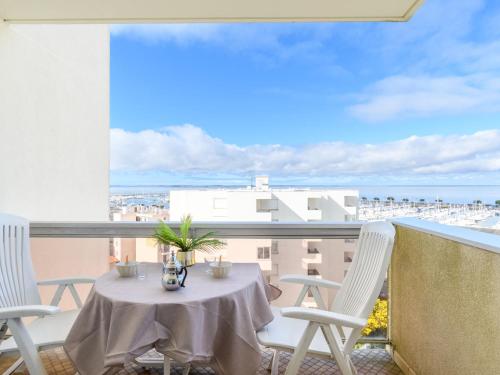 un tavolo e sedie su un balcone con vista di Apartment Port Arcachon-5 by Interhome ad Arcachon