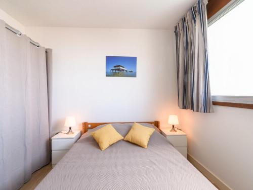 une chambre avec un lit avec deux lampes et une fenêtre dans l'établissement Apartment Port Arcachon-5 by Interhome, à Arcachon